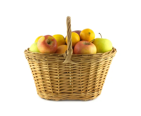 Frutas maduras y manzanas en canasta de mimbre aisladas —  Fotos de Stock