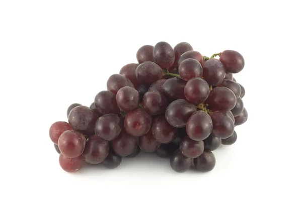 Ramo de uva vermelha isolado em close branco — Fotografia de Stock