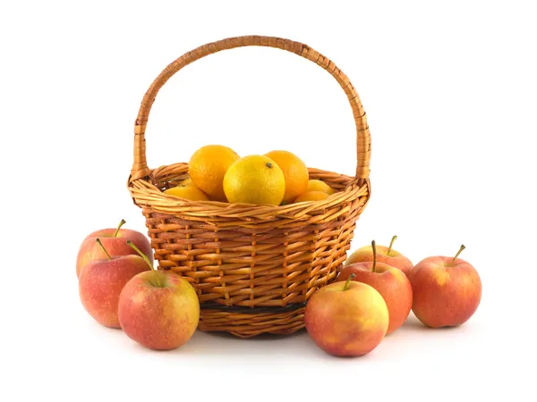 Tangerines dans le panier en osier et pommes près isolé — Photo