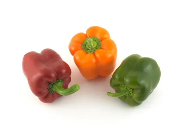 Tre peperoni colorati isolati da vicino — Foto Stock