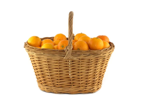 Mandarinas en canasta de mimbre marrón aisladas — Foto de Stock