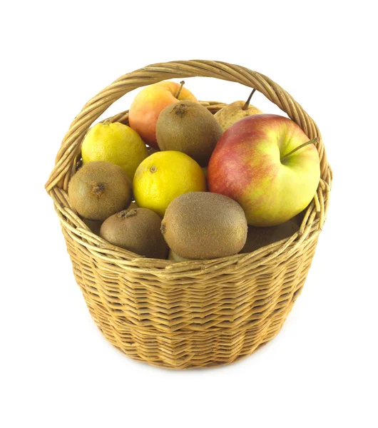Frutas en canasta de mimbre marrón aisladas — Foto de Stock