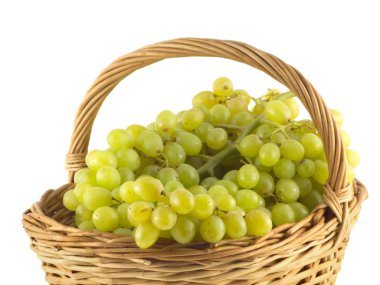 izole hasır sepet içinde yeşil çilek ile çok fazla üzüm demet
