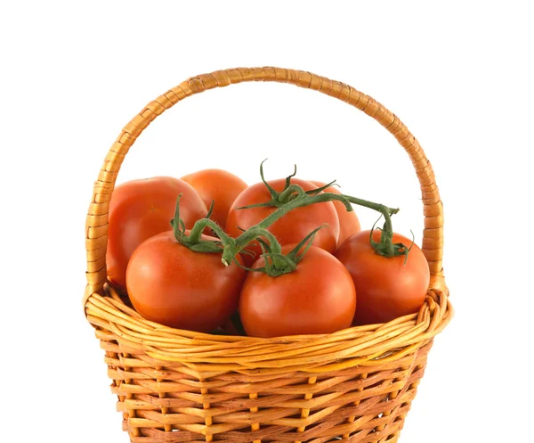 Reife Tomaten im Weidenkorb isoliert — Stockfoto