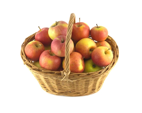 Fruits mûrs et pommes dans un panier en osier isolé — Photo