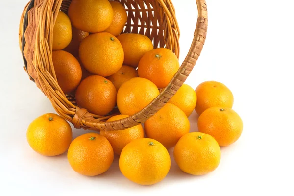 Las mandarinas esparcidas de la cesta de mimbre yacen aisladas — Foto de Stock