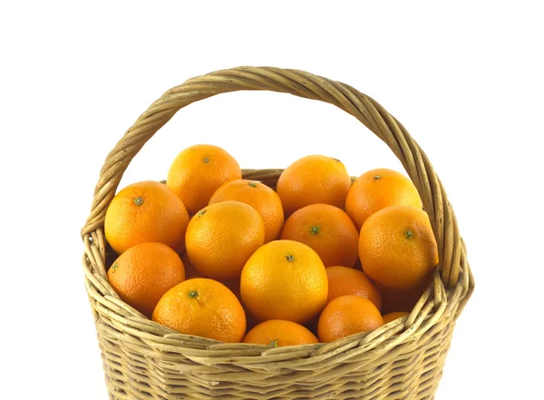 Tangerinas em cesta de vime marrom isolado — Fotografia de Stock