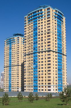 Modern apartman sonra gri metal çit