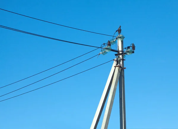 农村电力线路在蓝蓝的天空的支持 — 图库照片