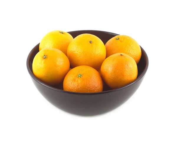 Naranja mandarinas dentro de cuenco de china aislado primer plano — Foto de Stock