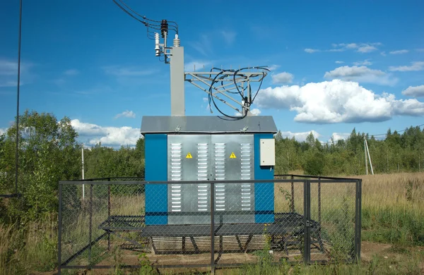 Transformator för landsbygdens power supply linje på landsbygden — Stockfoto