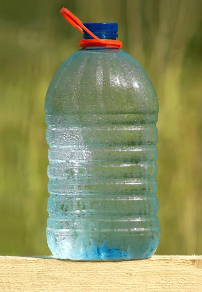 Пластикова пляшка з екологічно чистою питною водою — стокове фото
