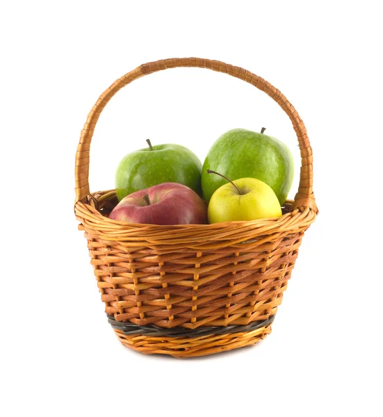 Pommes de couleur mûre dans un panier en osier brun isolé — Photo