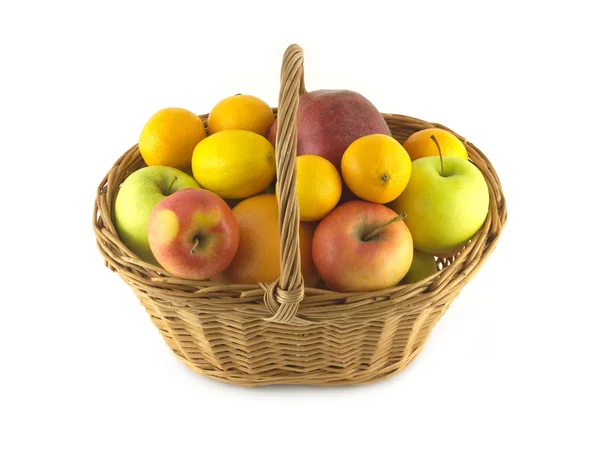 Dojrzałe owoce i jabłka w wiklinowym koszu na białym tle — Zdjęcie stockowe