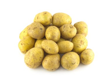 Olgun patatesler üzerine beyaz izole yığını