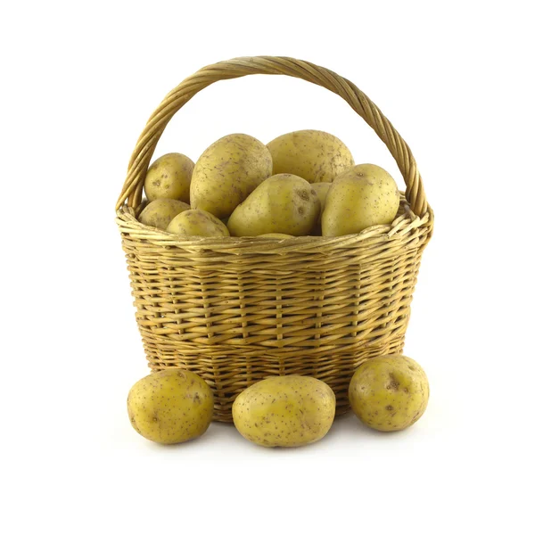 Patate in vimini marrone cesto isolato primo piano — Foto Stock