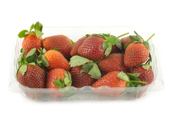 Fresas maduras en envase aislado primer plano — Foto de Stock