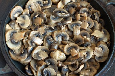 Çok kızarmış yağlı mantar pan yukarı