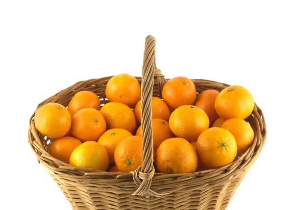 Tangerinas em cesta de vime marrom isolado — Fotografia de Stock