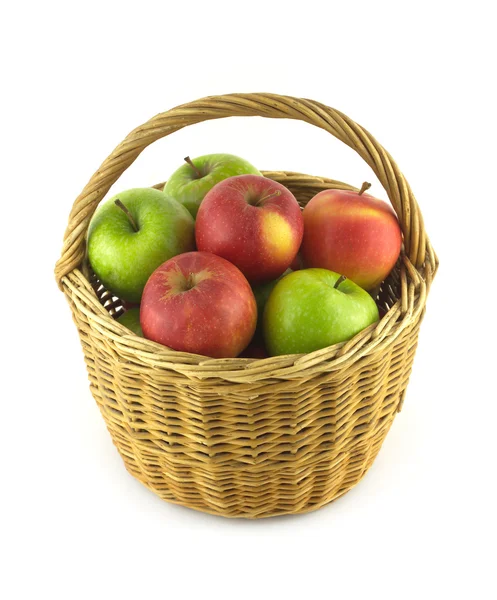 分離された茶色の枝編み細工品バスケットで熟した色りんご — ストック写真