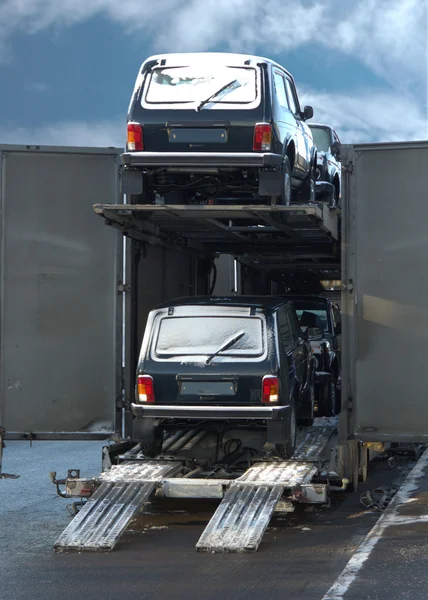 Comboio automático de dois níveis com carros novos para descarregar — Fotografia de Stock