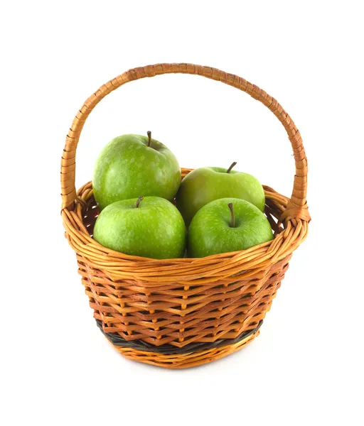 Manzanas verdes maduras en canasta de mimbre marrón aislada —  Fotos de Stock