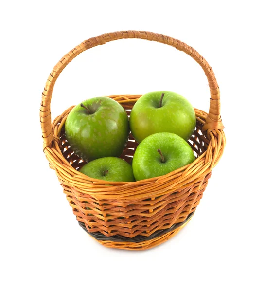 Reife grüne Äpfel in braunem Weidenkorb isoliert Nahaufnahme — Stockfoto