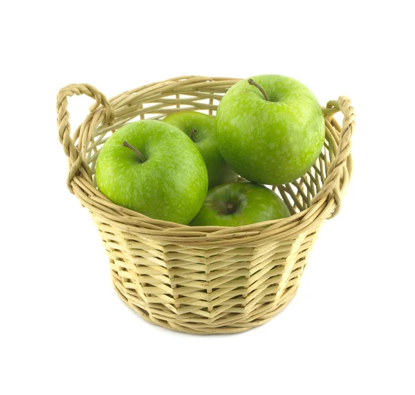 Manzanas verdes maduras en canasta de mimbre marrón claro aisladas — Foto de Stock