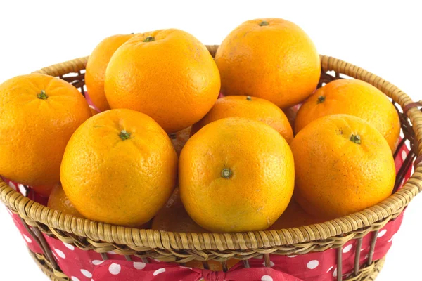 Tangerines isolées dans un panier en osier brun — Photo