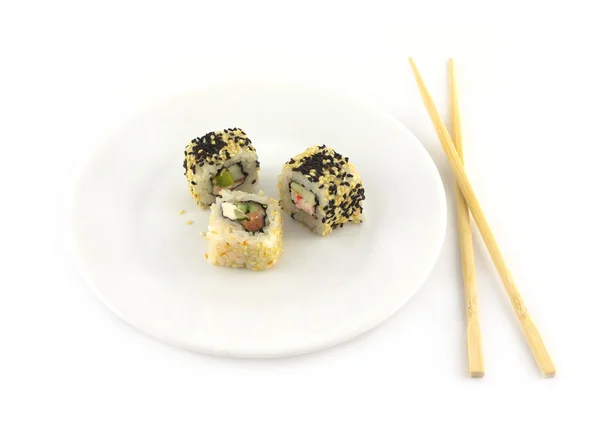 Sushi dengan wijen terletak di piring terisolasi closeup — Stok Foto