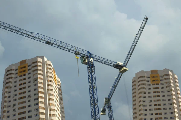 Grandes grúas torre de elevación y edificios construidos — Foto de Stock