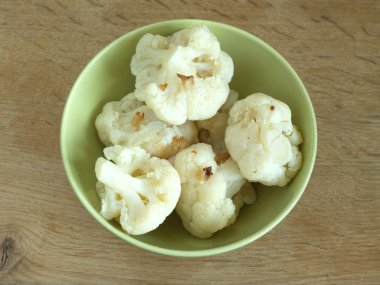 Yeşil kase bitkisel yağ ile karnabahar yakın çekim