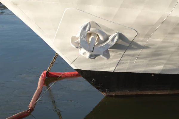 Нос корабля белый, на причале на якоре — стоковое фото