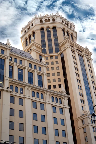 Высокое современное здание из коричневого камня — стоковое фото