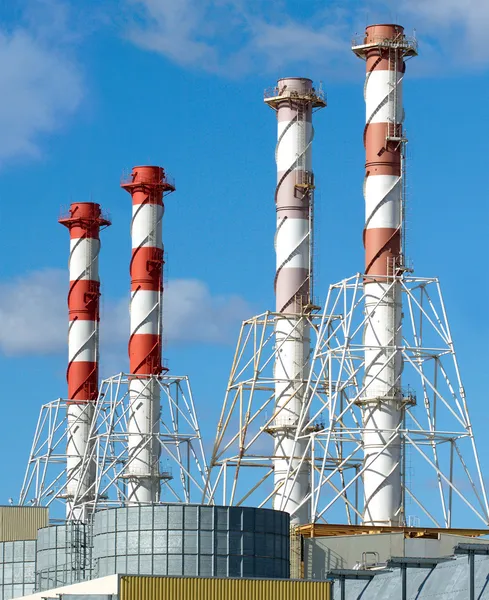 Edificios de centrales eléctricas con altas tuberías industriales en el cielo y nubes vista vertical —  Fotos de Stock