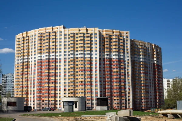 Vista frontal del nuevo edificio de ladrillo residencial de varios pisos — Foto de Stock