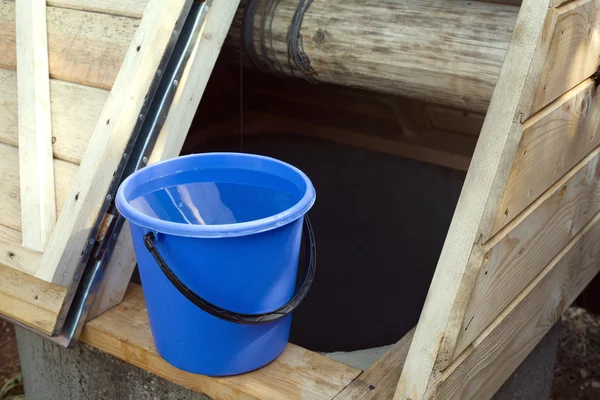 Bene e cesto pieno d'acqua — Foto Stock