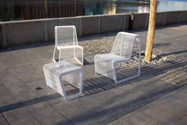 Sokak avangard stil sandalye üzerinde nehir dolgu ile