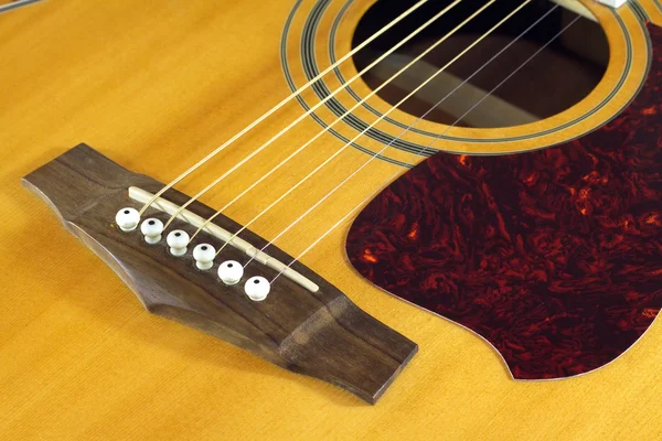 Parte superior da guitarra acústica com seis cordas close-up — Fotografia de Stock