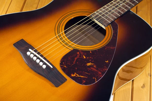 Top chitarra acustica con sei corde primo piano — Foto Stock