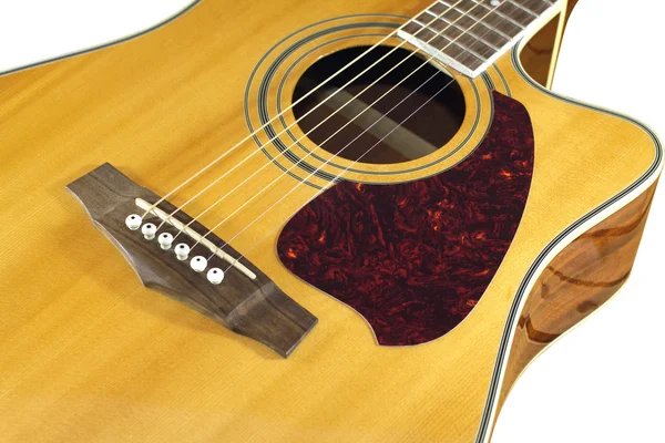 Parte superior da guitarra acústica com seis cordas isoladas close-up — Fotografia de Stock