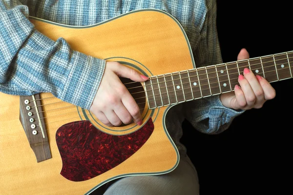 Girl  playing an acoustic guitar closeup — Stock Photo, Image