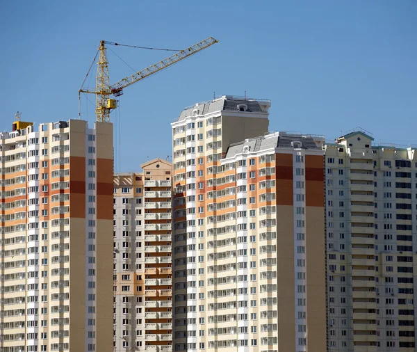 Muchos Edificio nuevo edificio de nueva construcción en proceso — Foto de Stock