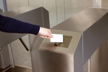 kadın eli beyaz plastik kart okuyucu closeup koyar.