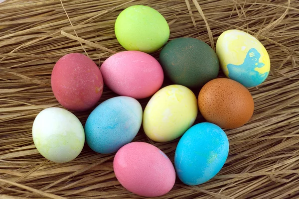 Color Easter eggs o straw isolated — Stock Photo, Image