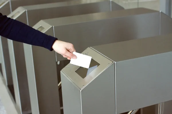 kadın eli beyaz plastik kart okuyucu closeup koyar.