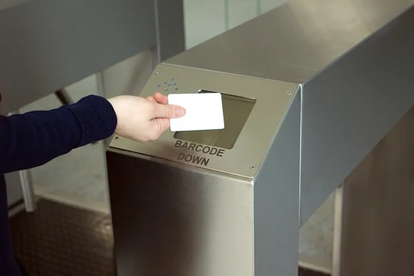 La mano de la mujer pone la tarjeta plástica blanca al primer plano del lector — Foto de Stock