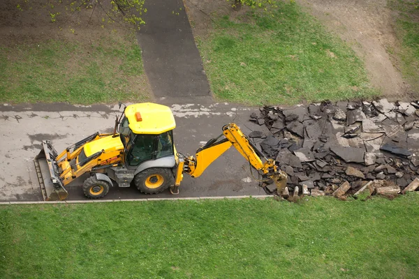 Mașina de construcții rutiere rupe drumul vechi de asfalt — Fotografie, imagine de stoc