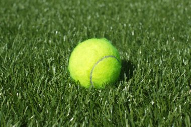 sentetik çim mahkeme portre üzerinde sarı tenis topu bırakır