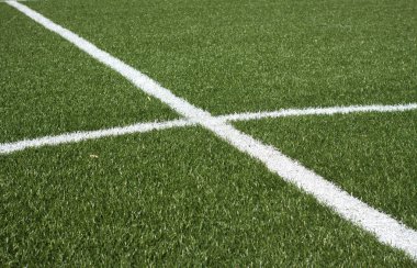bir futbol sahası suni çim yeşil ve beyaz çizgili bir parçası